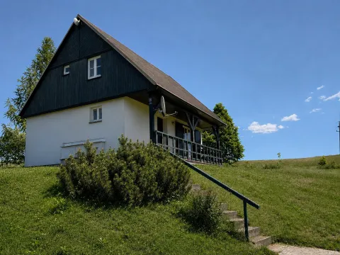 Exteriér chalupy od zahrady