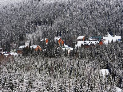 Chalupy v zasněženém lese nad Špindlerovým Mlýnem