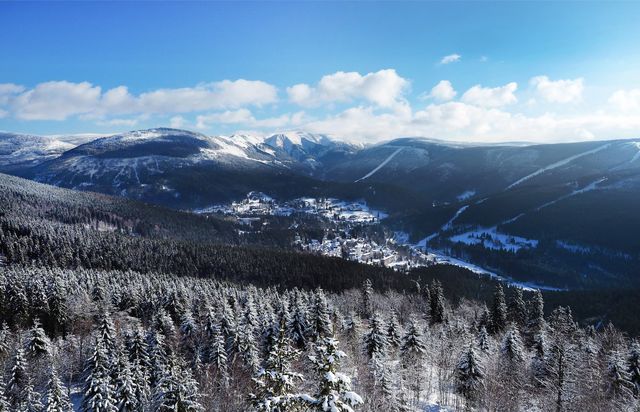 Zimní panorama Špindlerova Mlýna a hřebenů Krkonoš